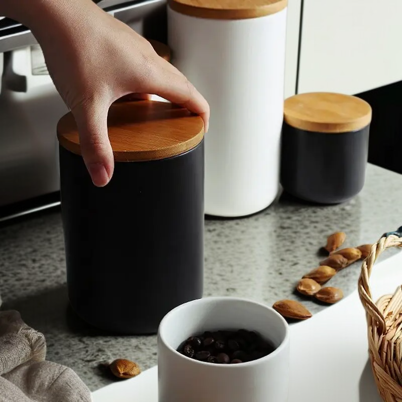 Hermetyczny pojemnik na kawę ziarnistą z drewna i ceramiki