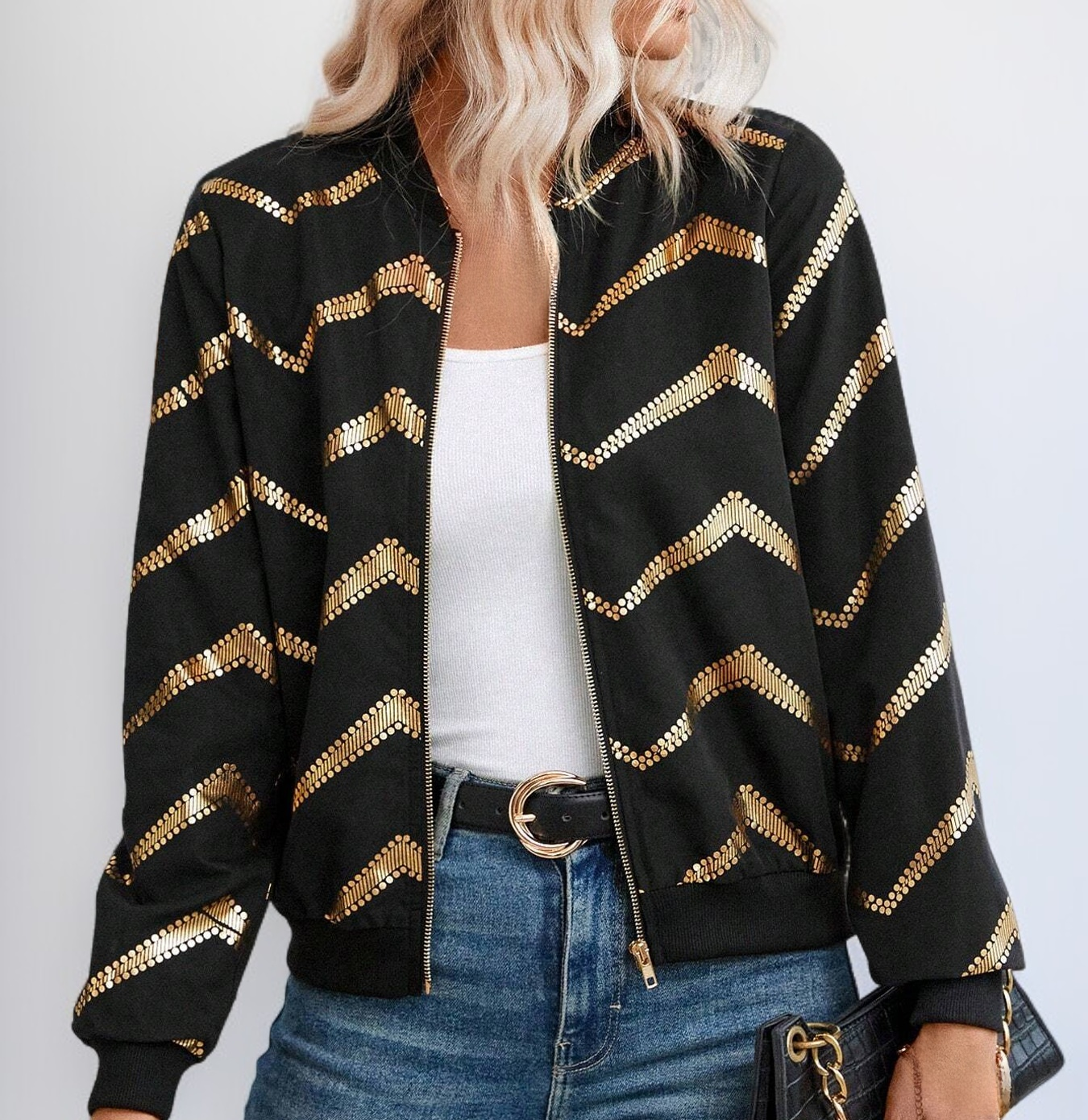 カジュアルコーデに合わせたゴールド箔プリントジャケット