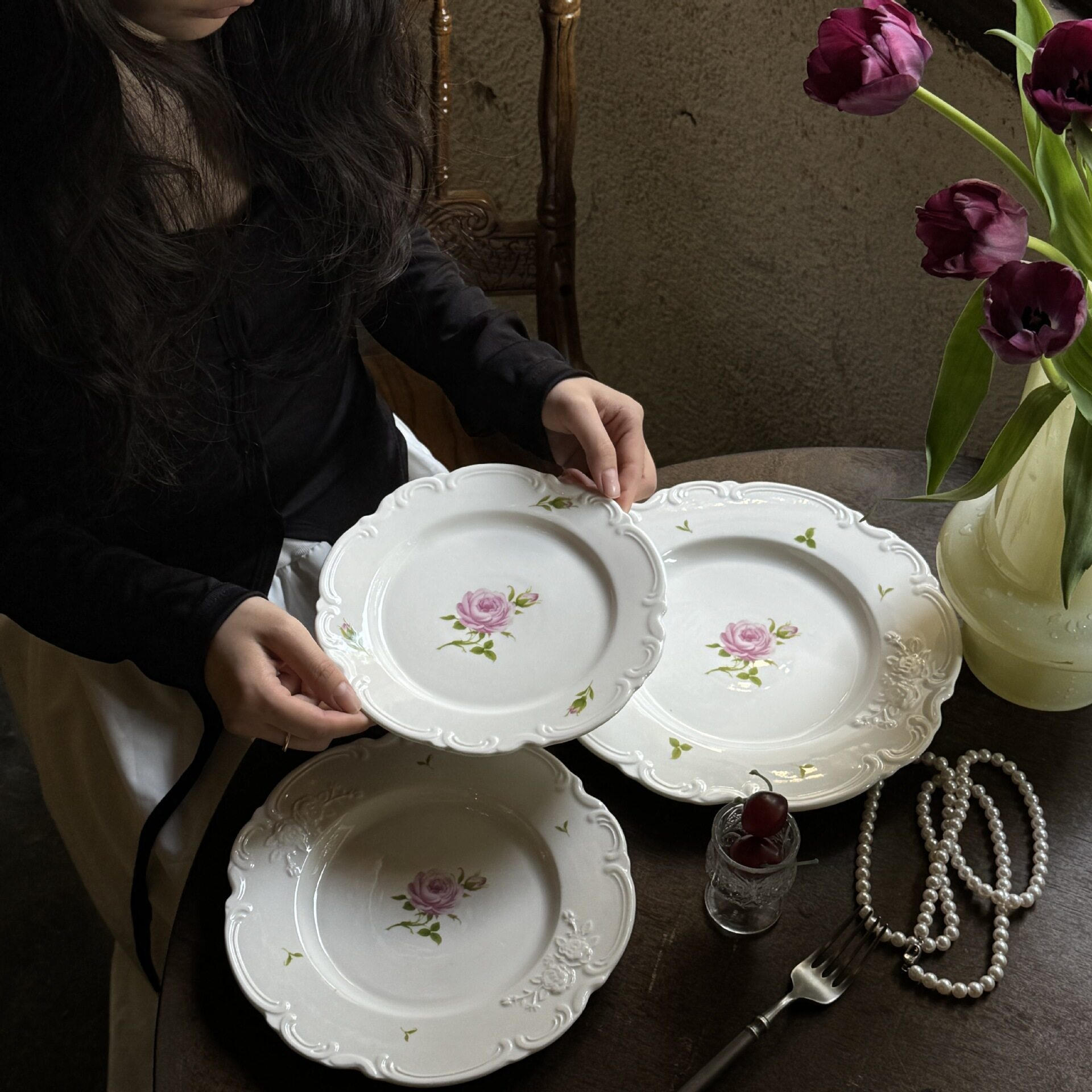 Assiette en céramique relief roses style vintage français
