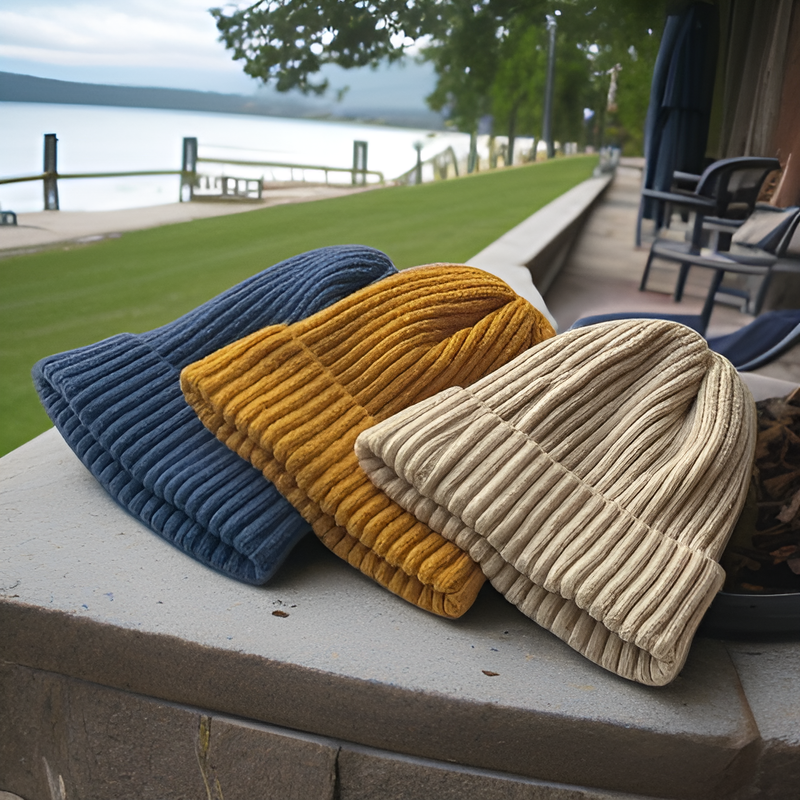 厚手で暖かいニット帽、無地の可愛いとんがり帽子