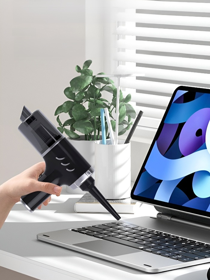 Leistungsstarker Handstaubsauger entfernt Schmutz