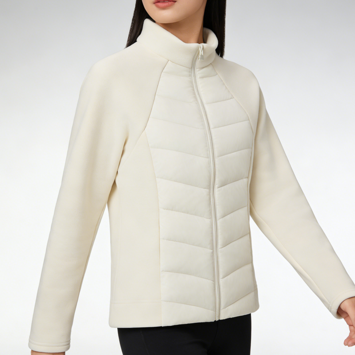 스탠드업 칼라가 돋보이는 여성 경량 코트 디테일