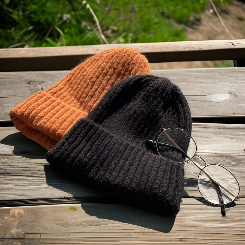 厚手で暖かいニット帽、無地の可愛いとんがり帽子