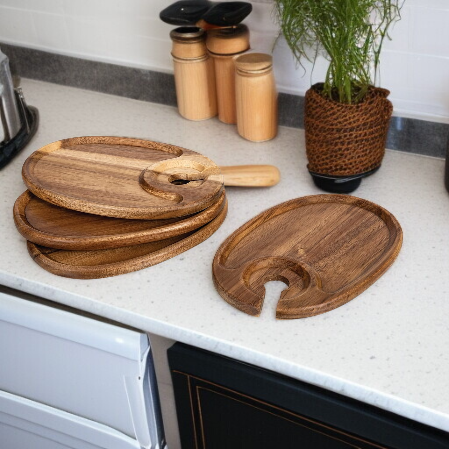 木製トレイに盛り付けた牛排と前菜