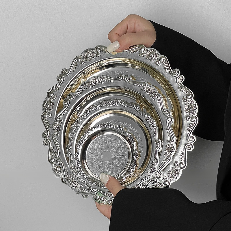 Petit plateau en métal sculpté rétro