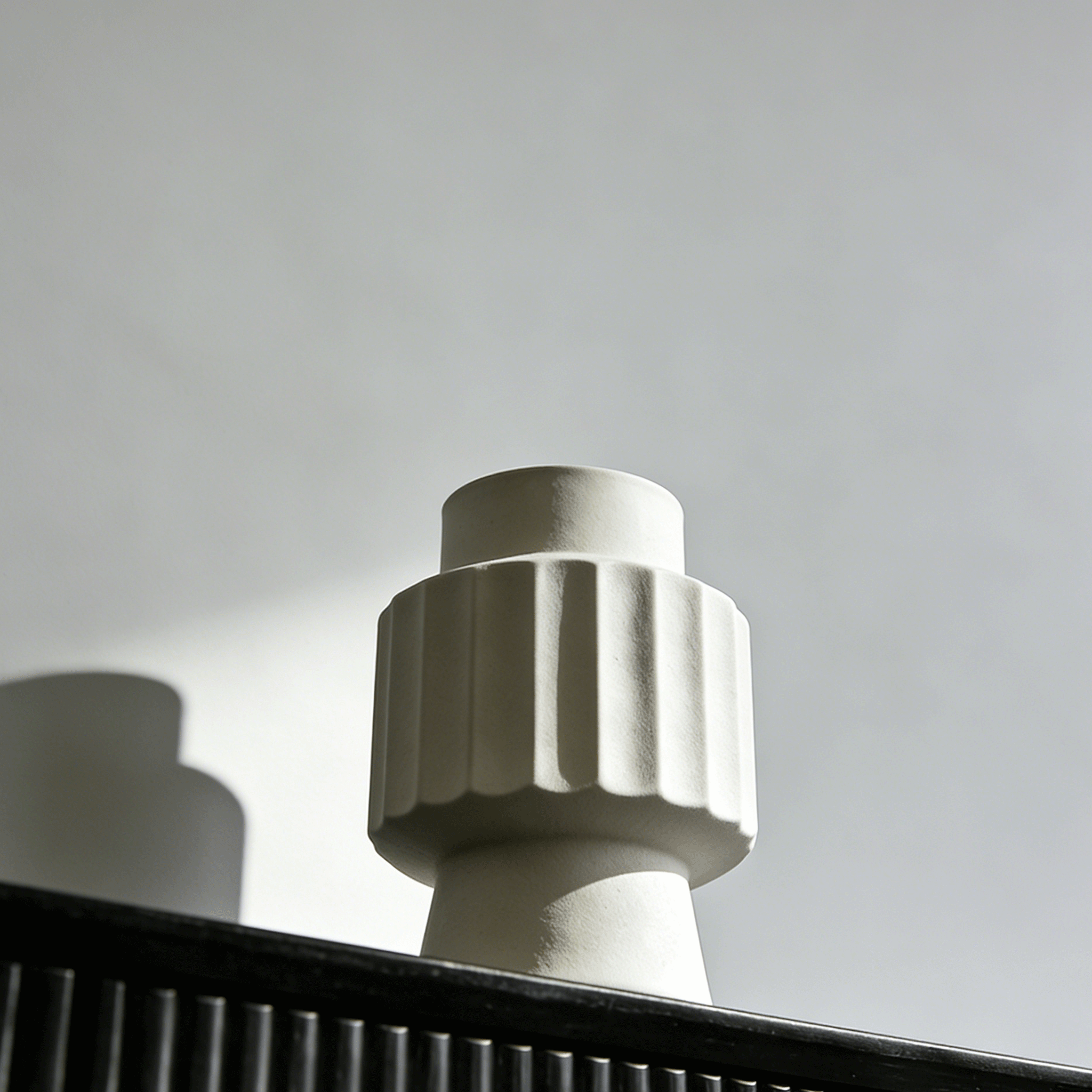 陶磁器花瓶を使ったスタイリッシュなインテリア例