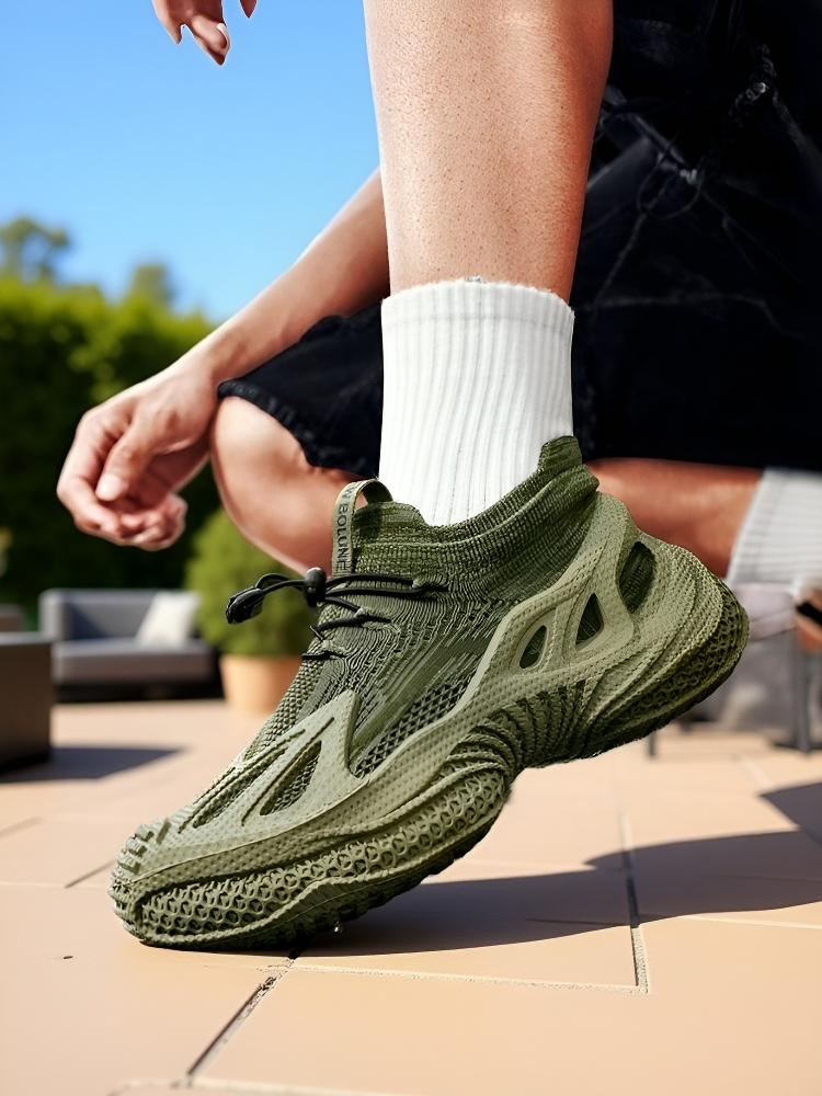 حذاء سنيكرز عصري من قماش شبكي جيد تهوية وبنعل سميك لزيادة الارتفاع سرا