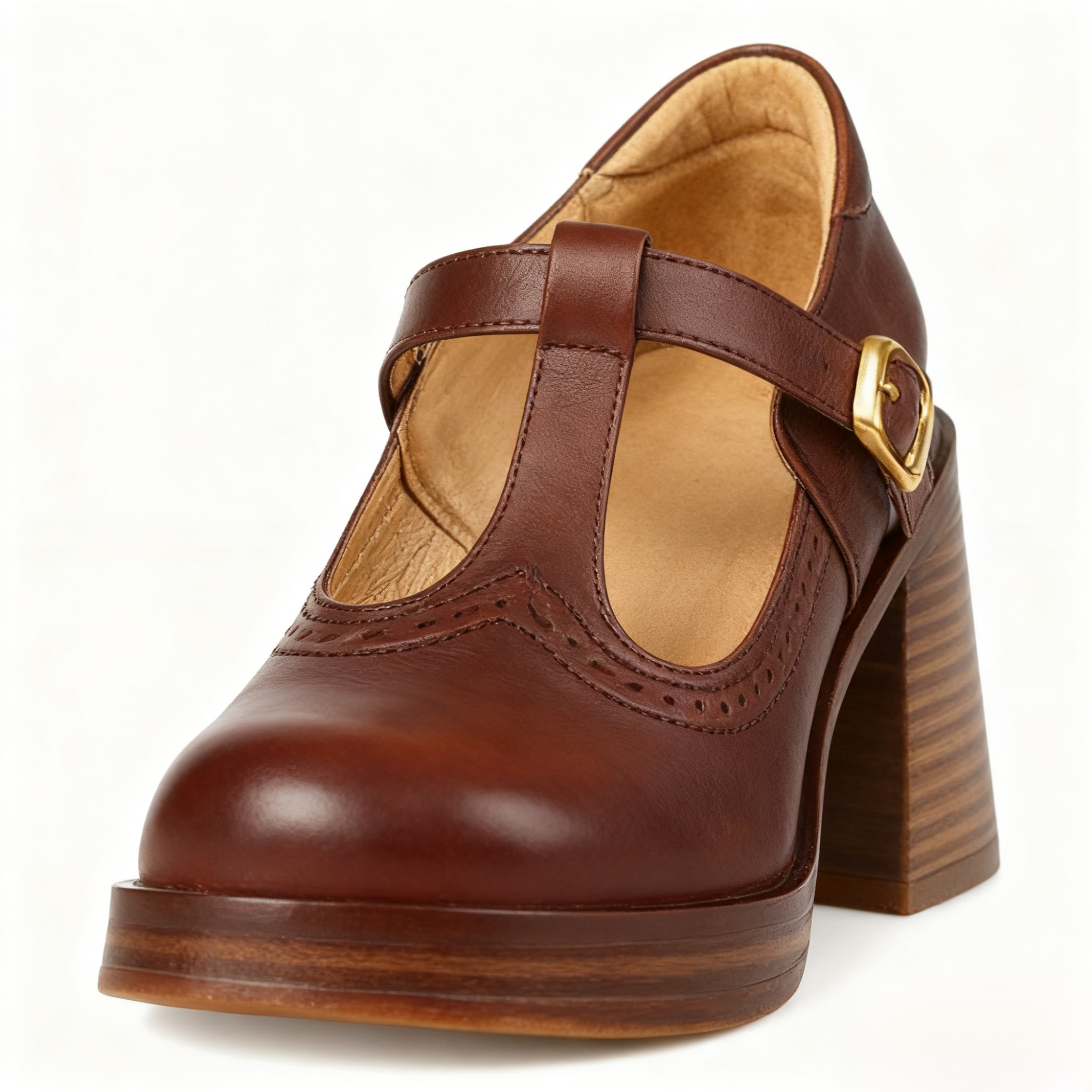 Tバックル付き高級レザーシューズのクローズアップ