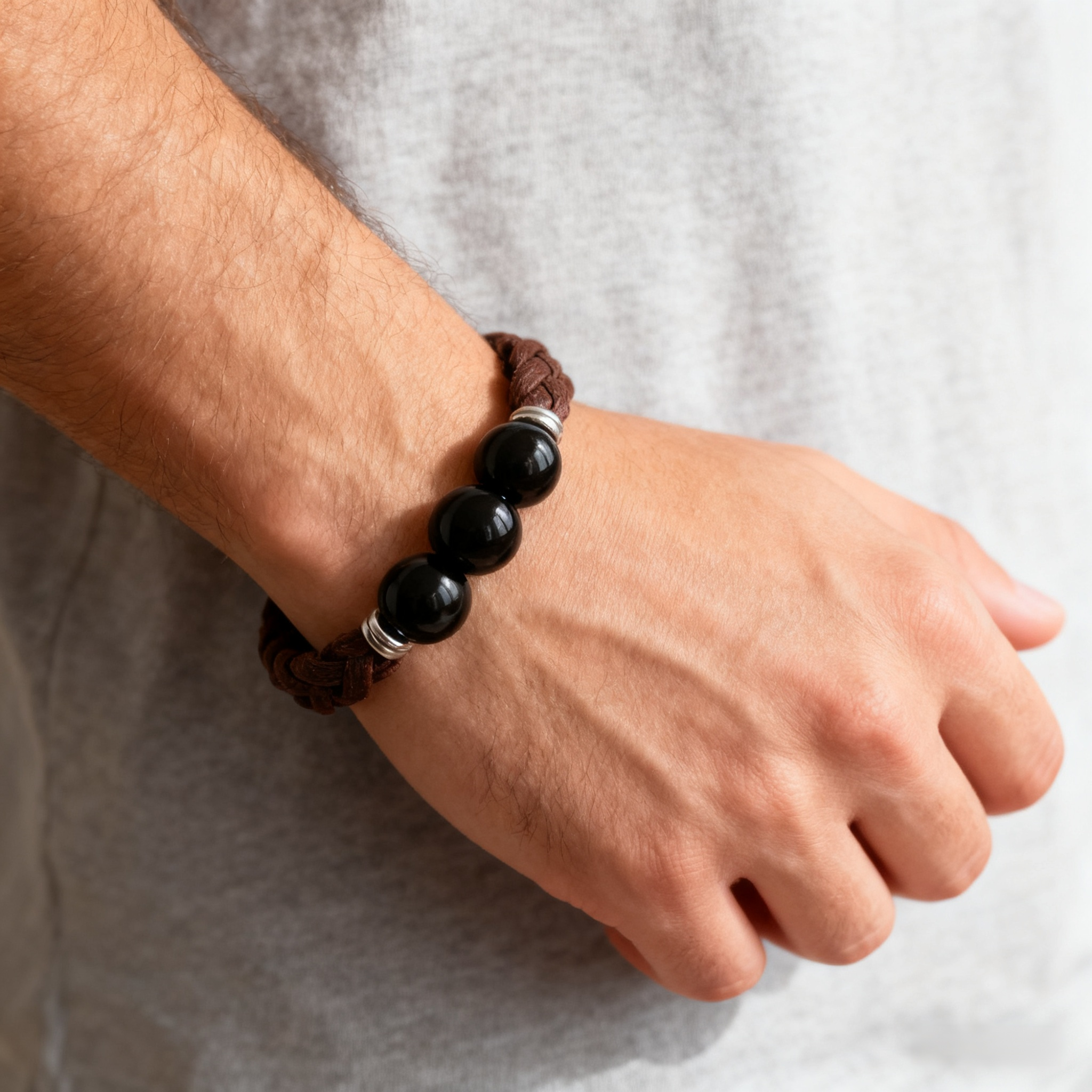 트렌디 흑요석 가죽 팔찌 착용 이미지