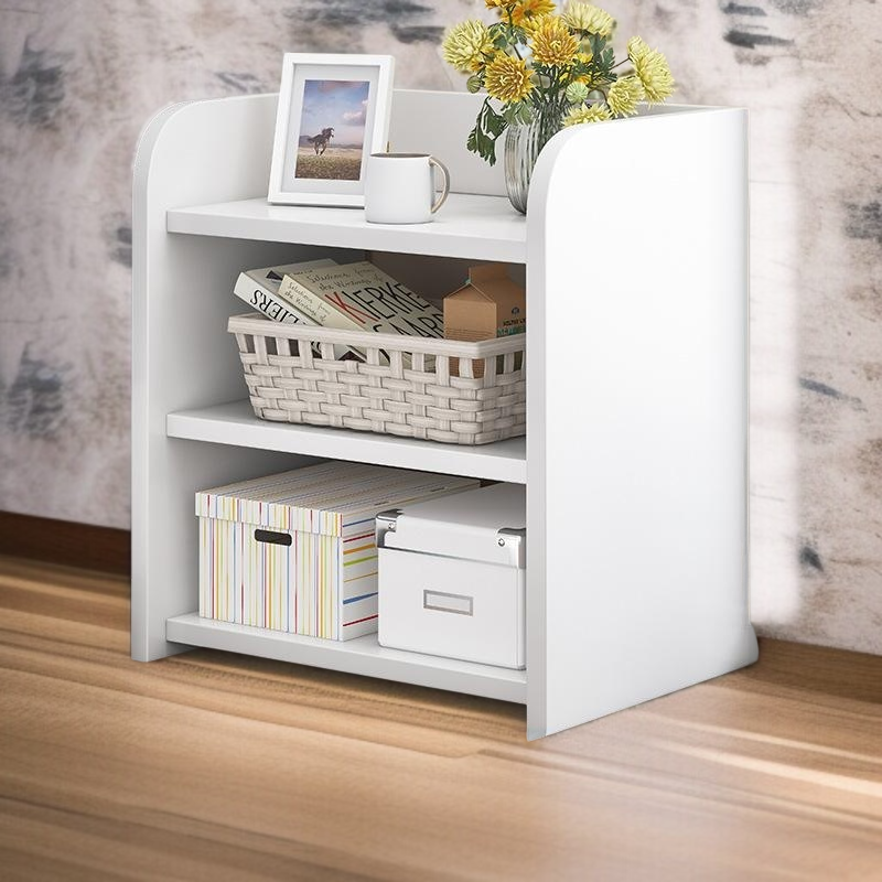 Schlichter Nachttisch mit kleinem Aufbewahrungsregal im modernen Stil