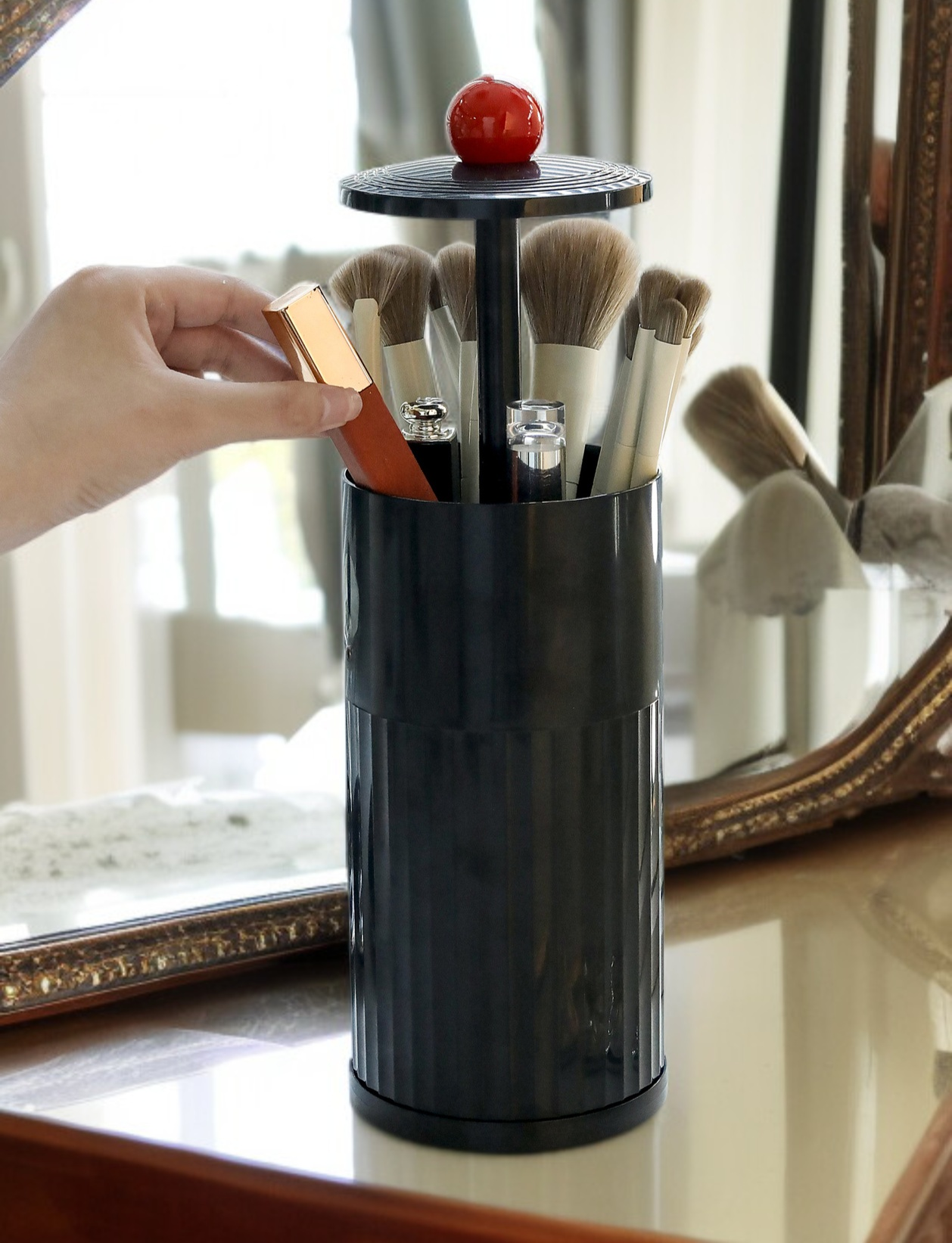 تخزين آمن ونظيف لفرش التجميل