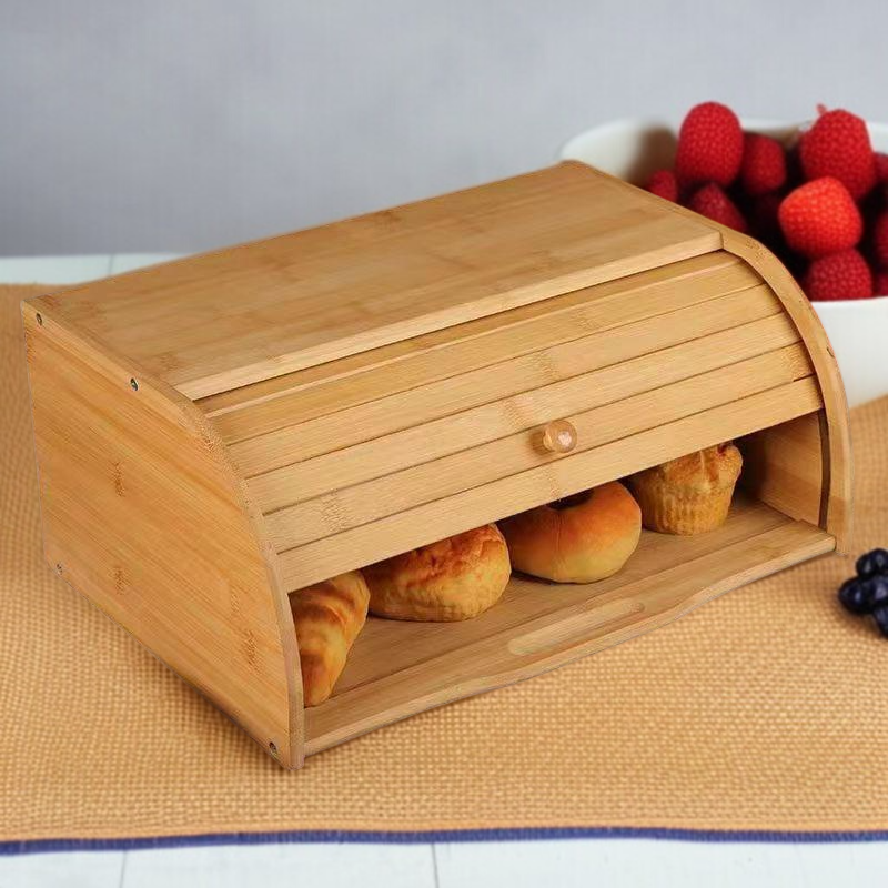 주방에 놓인 나무 빵 보관함