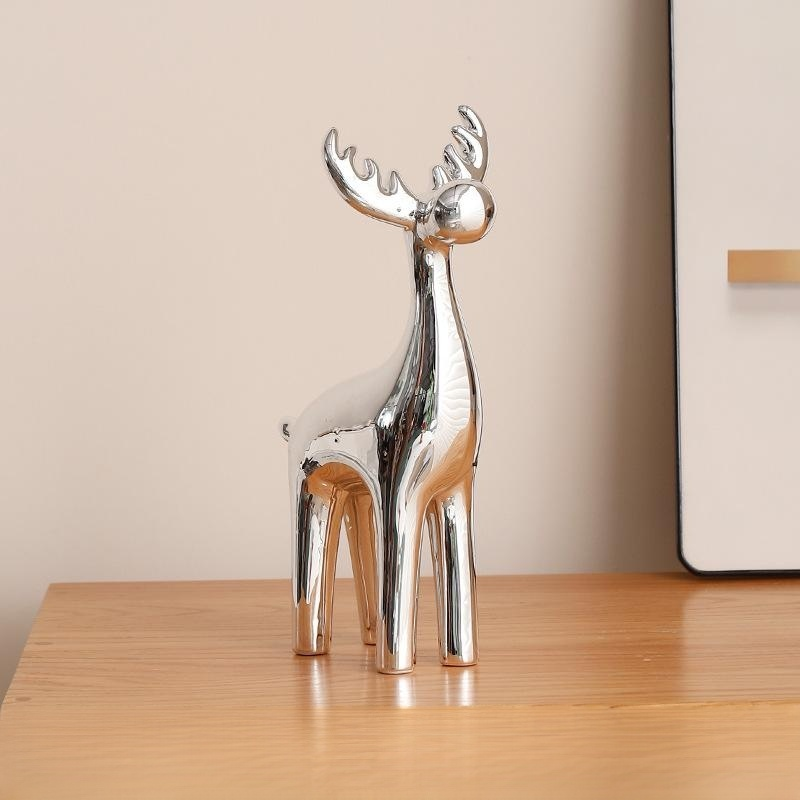 은색 세라믹 사슴 조각상