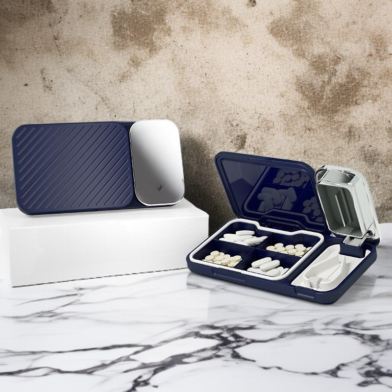 여행가방과 함께한 약 분배기 모습