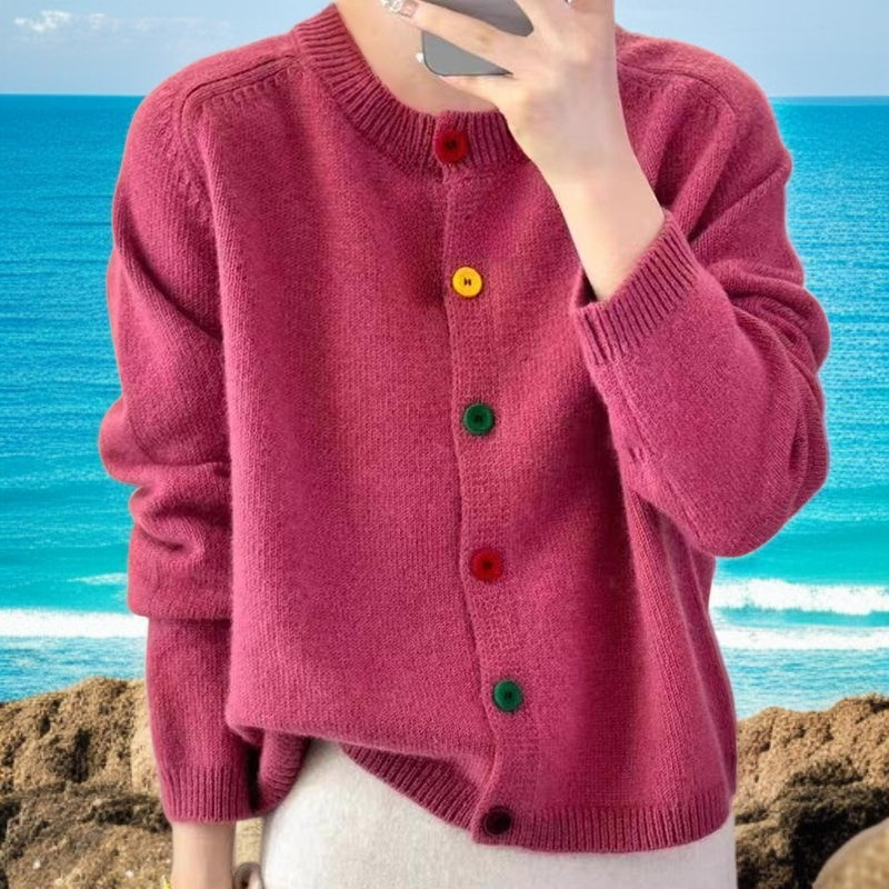 カジュアルコーディネートに合わせたセーター