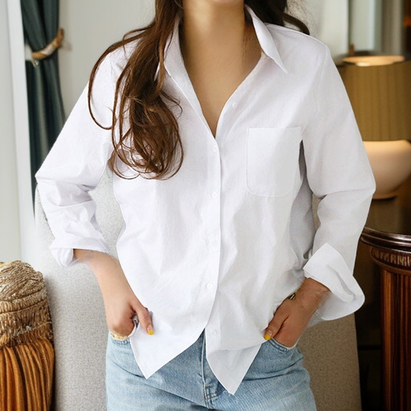 トレンドと万能のレディース白シャツ