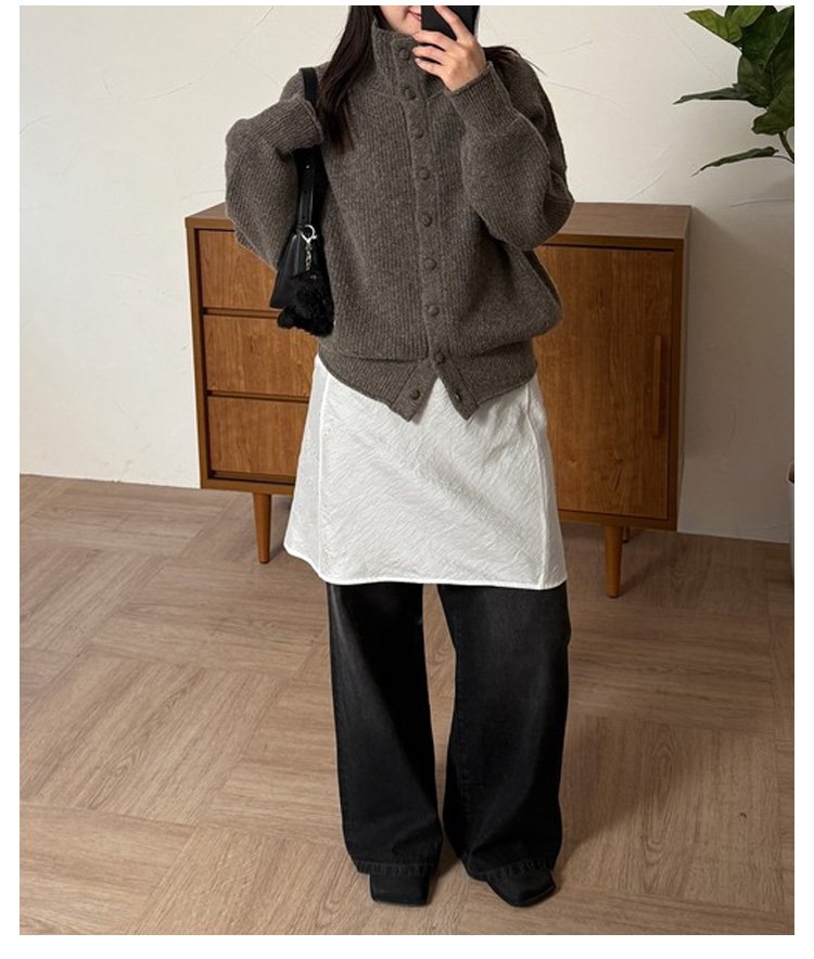 トレンド感あるレディースニットのサイドビュー