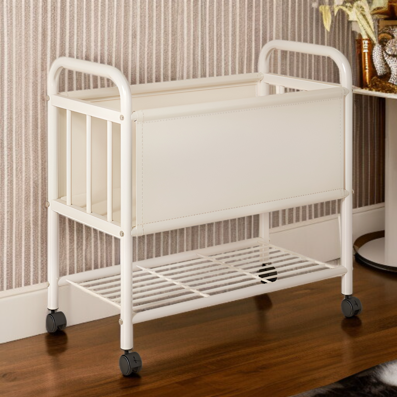 Cesta de ropa portátil para uso doméstico.