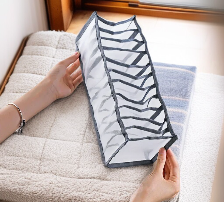 속옷과 양말을 깔끔하게 정리한 서랍형 수납함