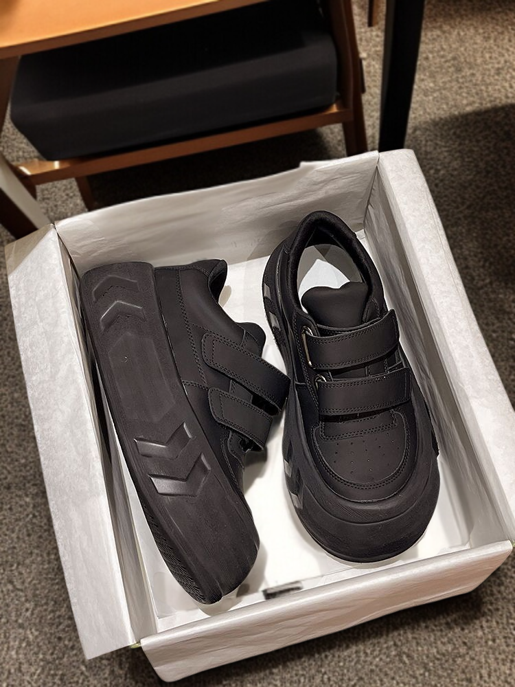 春秋ファッションにぴったりのホワイトシューズ使用例