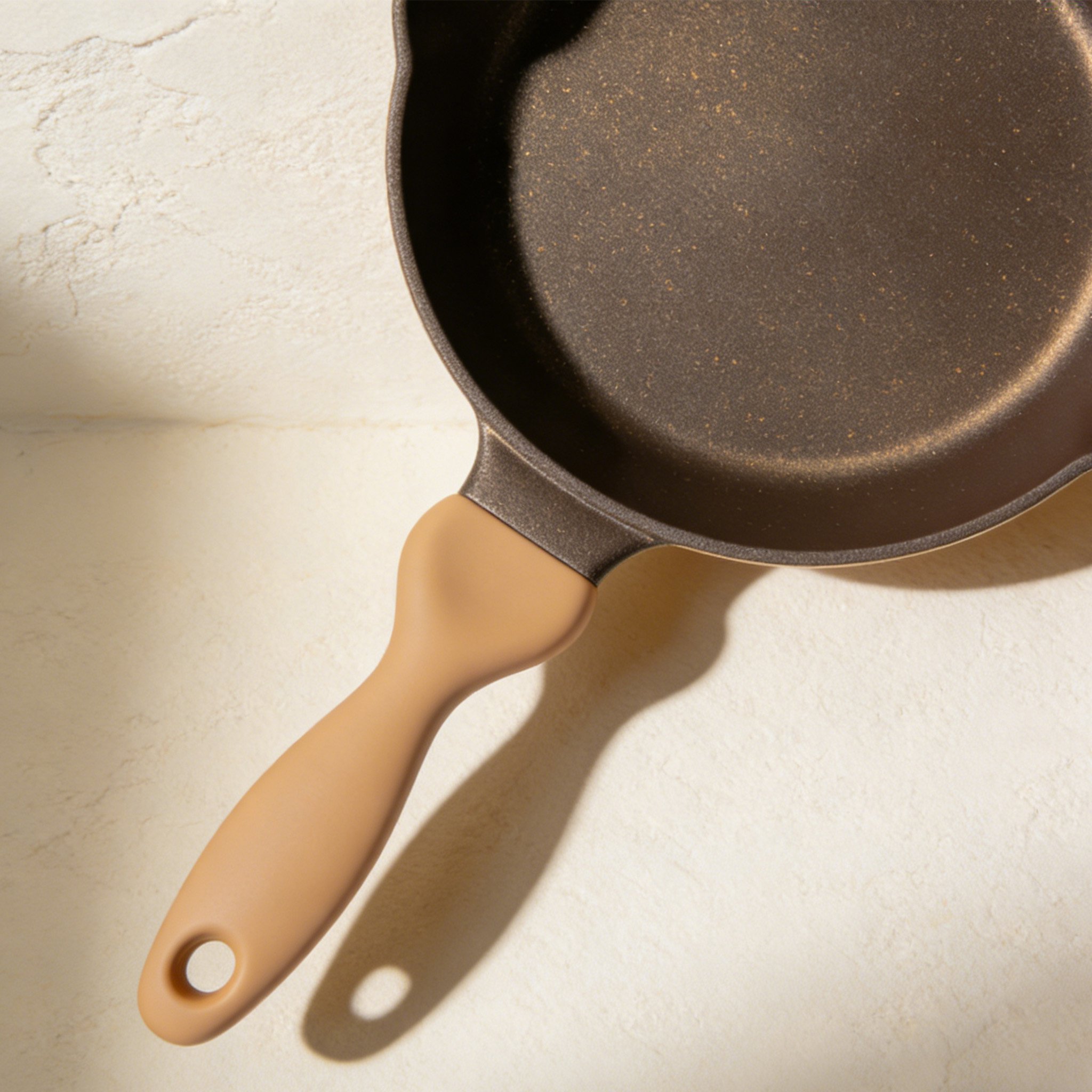 Kiváló minőségű tapadásmentes serpenyő főzés közben