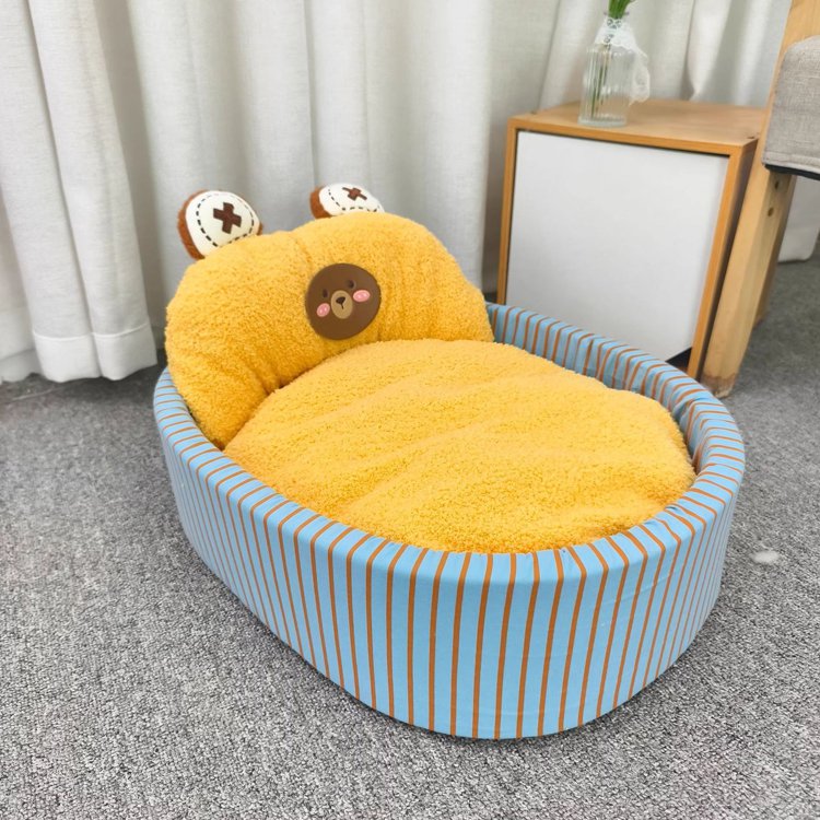 Cama nido junto a la cerca gruesa para mascotas