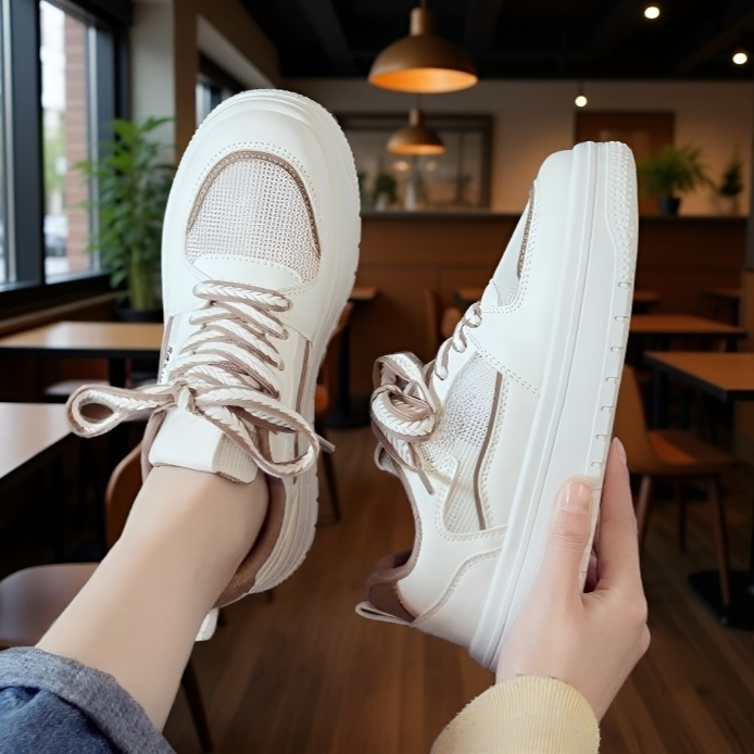 通気性のある白いスニーカー