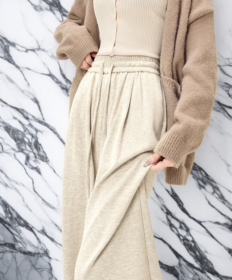 女性モデルが着るドレープ感のあるパンツ