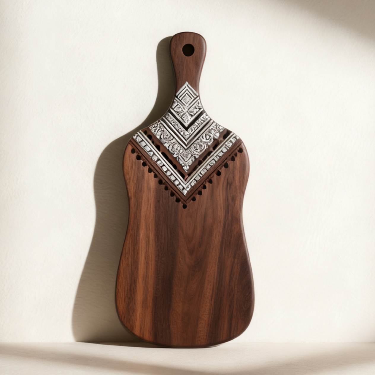 Detail pevného dřevěného prkénka na krájení