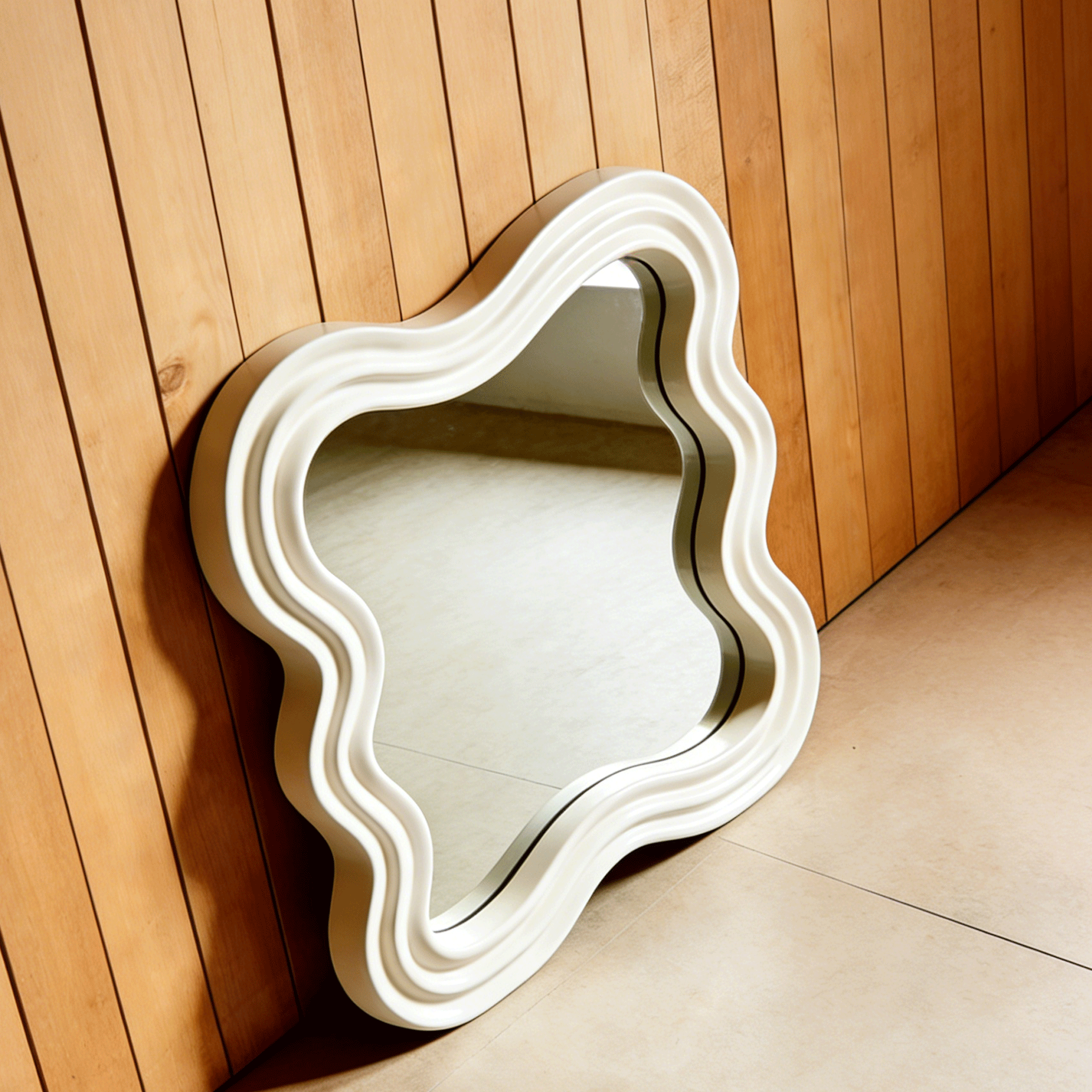 Espejo de diseño simple en sala moderna