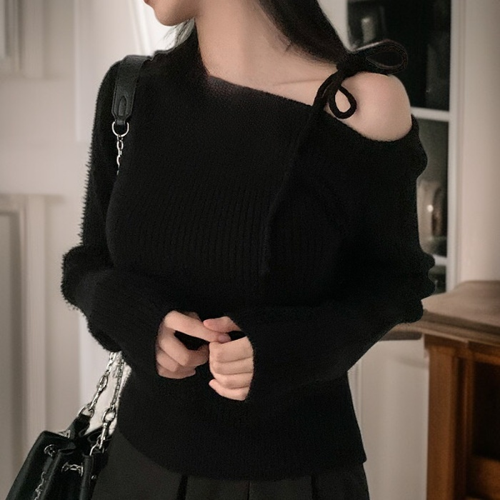 Figurbetonter Pullover mit asymmetrischem Ausschnitt und Schulterfrei, mit Schleife