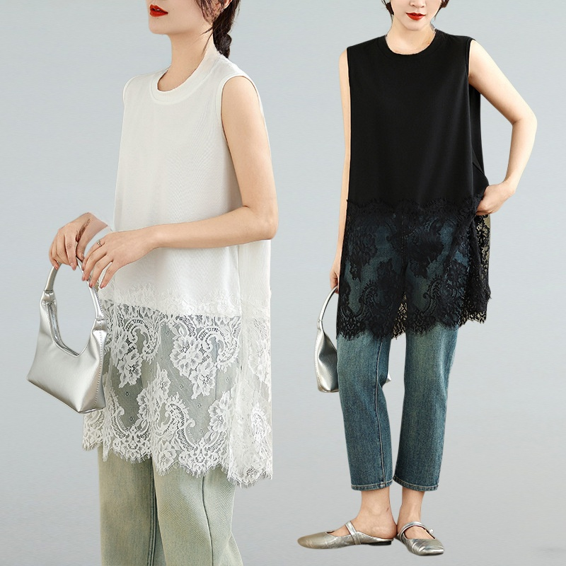 裾にレースをあしらったタンクトップ