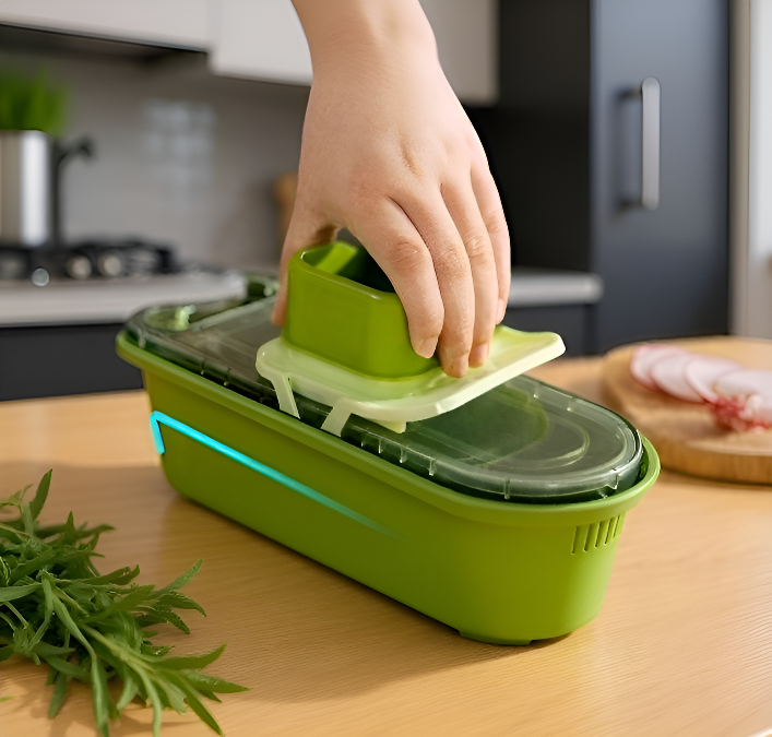 슬라이서로 감자 채썰기 모습