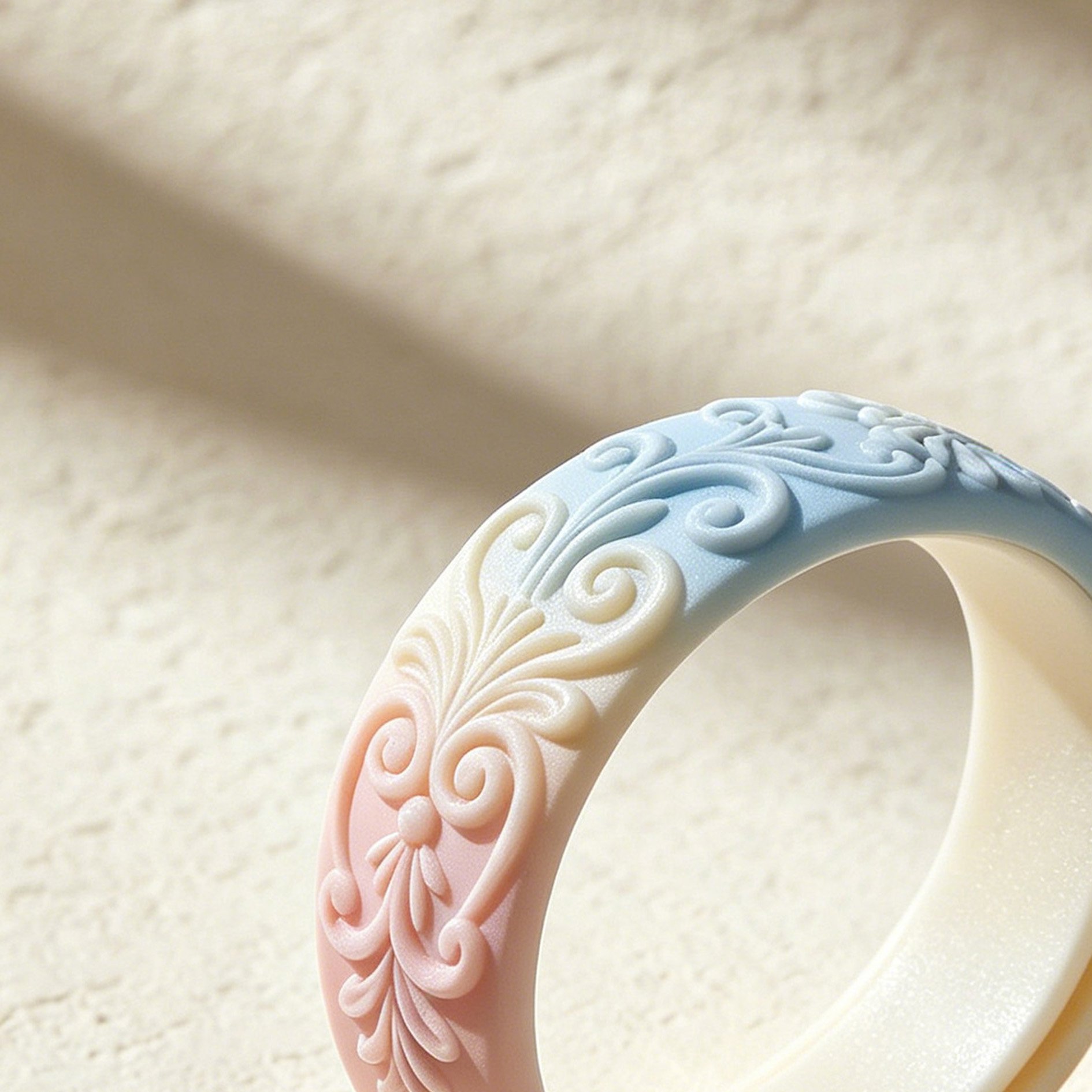 Bracelet anti-moustique coloré porté au poignet