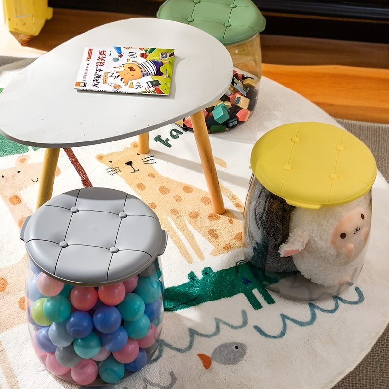 Praktischer Schuhhocker aus transparentem Kunststoff