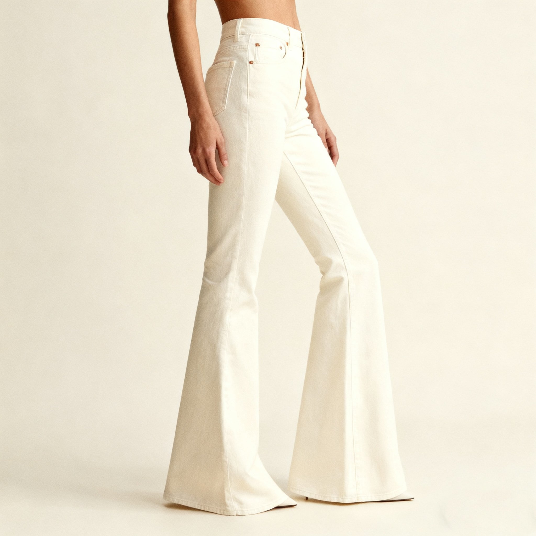 세련된 화이트 부츠컷 여성 팬츠 전신 착용샷