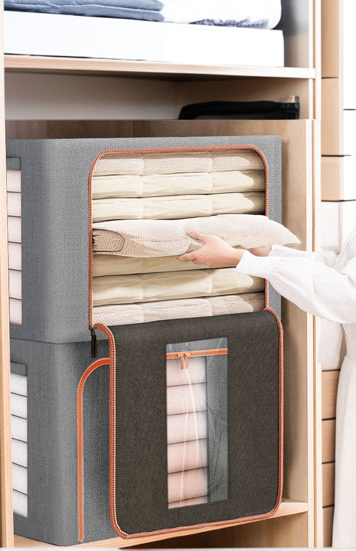 옷장 속 두꺼운 수납함 사용 예시