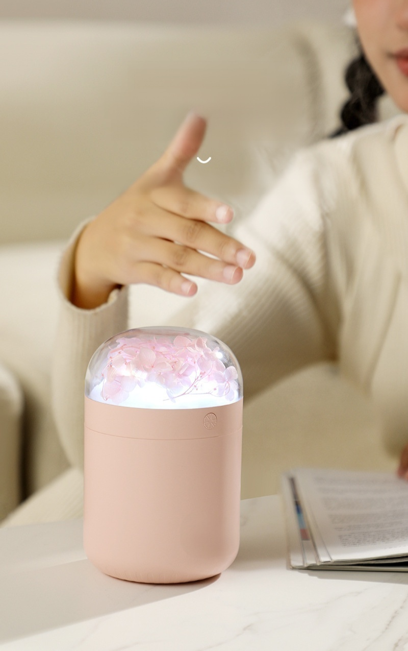 Detalle de flor eterna en humidificador portátil