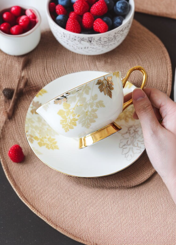 선물용으로 좋은 도자기 접시와 잔