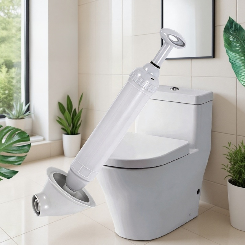 レザープランジャーでトイレ詰まりを解消する様子