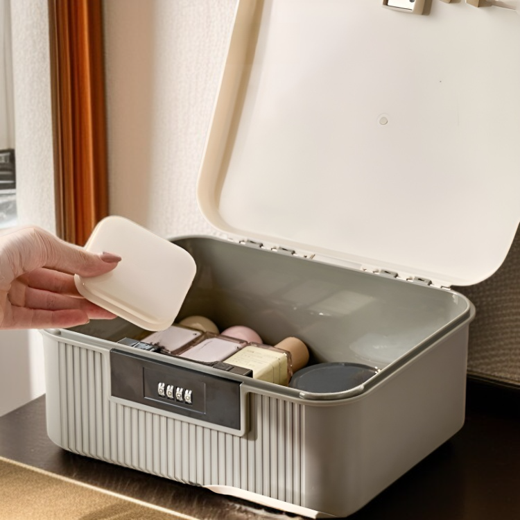 차량 소품과 네일 용품을 정리한 수납함 내부