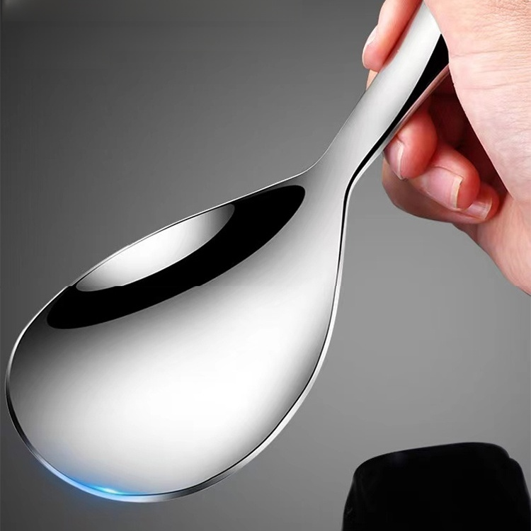 厚手のステンレス製スプーン