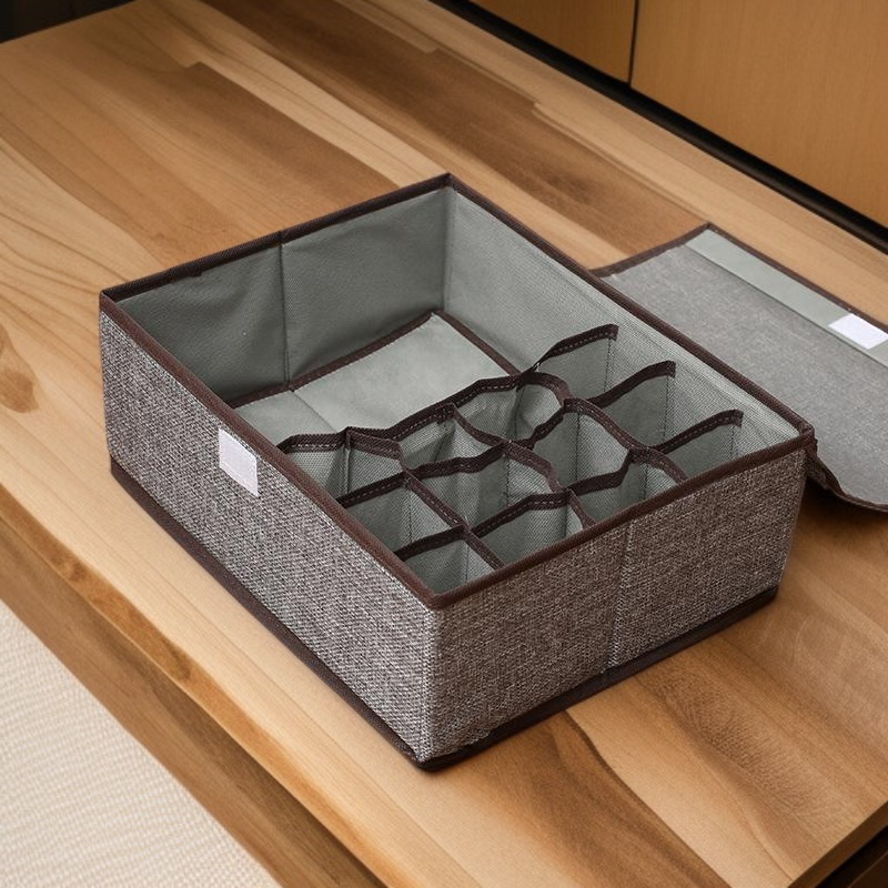 多格分隔設計的內衣收納盒內部結構