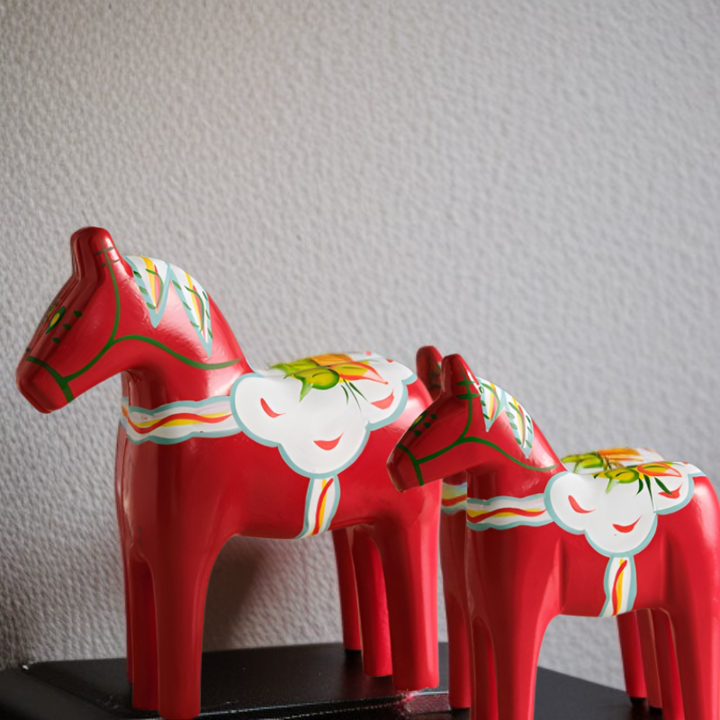 ヨーロッパスタイルの軽い高級赤い馬の置物、結婚祝い、北欧の手描きのダラ馬、縁起の良い創造的な家の装飾、ペア