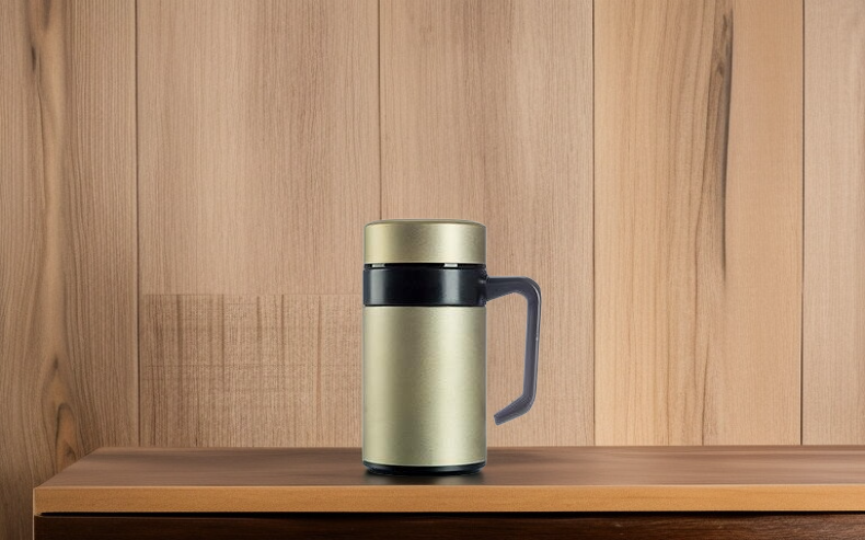 Auslaufsicherer Thermobecher mit großem Volumen