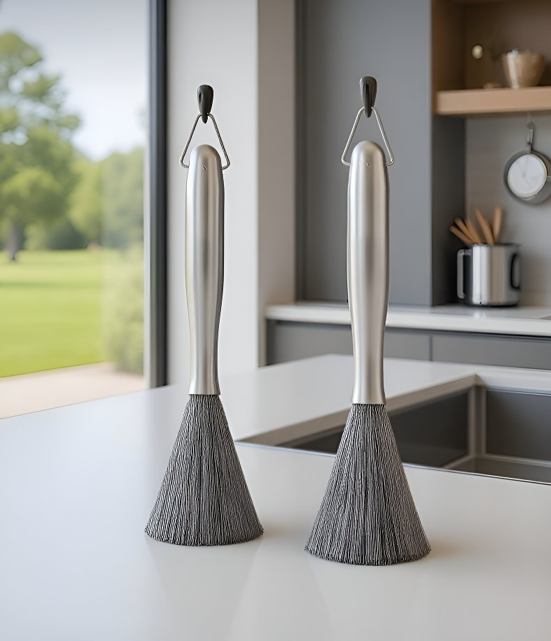 Cepillo doméstico eliminando suciedad difícil en la cocina