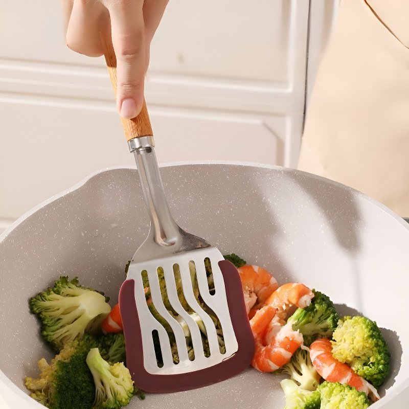 원목 코팅 프라이팬과 실리콘 주걱