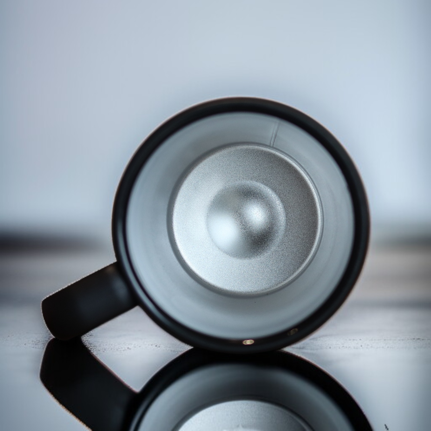 ハンドル付きカップの持ちやすさを表現した写真