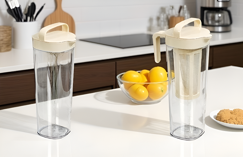 Wasserkrug mit Ausgießer für den Kühlschrank