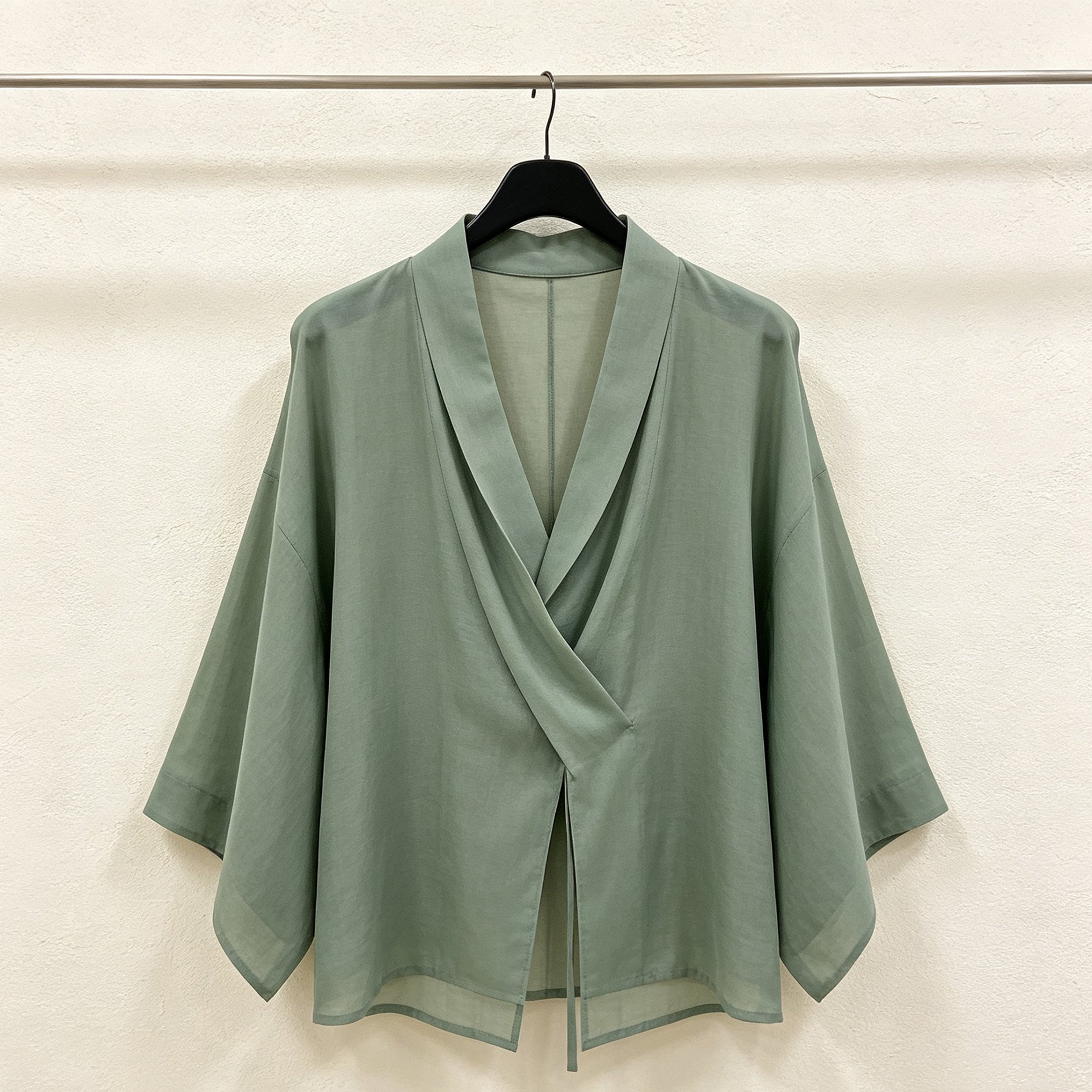 おしゃれなグレーカーディガン女性着用例